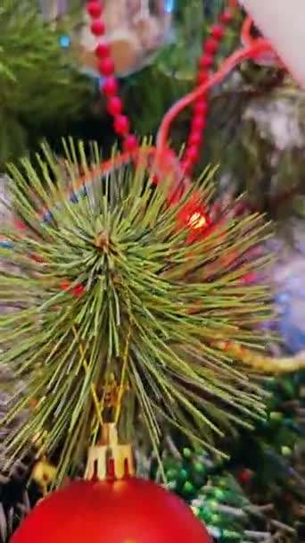 Detailní Záběr Zlaté Vánoční Ozdoby Vánočním Stromečku Doma Vysoce Kvalitní — Stock video