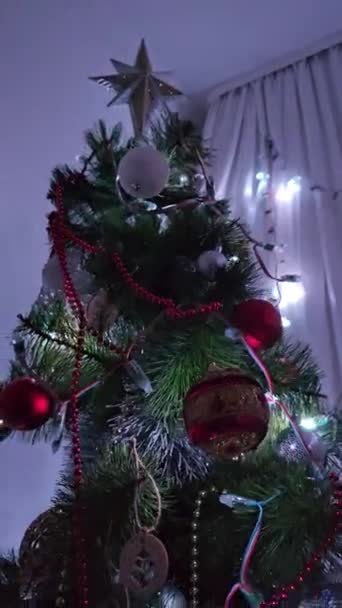 Knipperende Lichten Decoraties Een Valse Kerstboom Led Lampjes Kerstballen Kerstversiering — Stockvideo