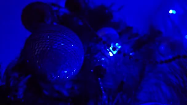 Luzes Piscando Decorações Uma Árvore Natal Falsa Luzes Verdes Azuis — Vídeo de Stock