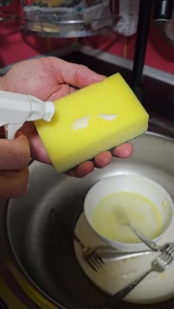一只戴黄色手套的手的特写手里拿着一块海绵 凝胶形式的洗涤剂在海绵上流动 慢动作优质Fullhd影片 — 图库视频影像