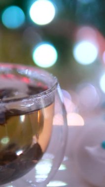 Bir fincan taze demlenmiş siyah çay, ahşap masa, kaçış buharı ve ılık yumuşak ışıkta iyice karıştırın. Şeffaf Cam Kupa 'da taze demlenmiş siyah çay. Çay Saati Zen Gevşemesi.