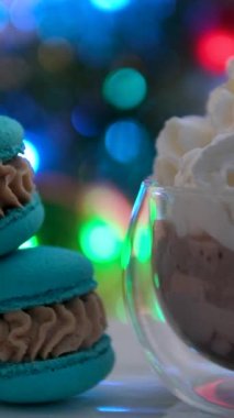 Hygge tarzı nostaljik bir sahne soğuk yağmurlu bir günde pencerenin kenarında eski kitaplar ve bir fincan çayla doğal ışık altında dinleniyor. Buharlı çay aralıksız döngü sineması. Yüksek kalite