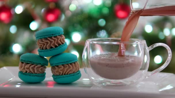 乳糖フリーの牛乳代替品 バナナミルクバナナピューレは グラスカップに注ぎ おいしいトリートメントは 新しい年のためのココアとクリームを追加します バックグラウンドでクリスマスツリーで美味しいデザート — ストック動画