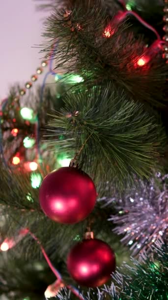 Pohon Natal Buatan Dengan Dekorasi Emas Dan Lampu Gerakan Miring — Stok Video