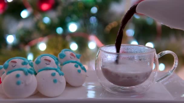 Наливая Горячий Шоколад Молоко Фоне Новогодней Елки Снеговика Сделанного Безе — стоковое видео