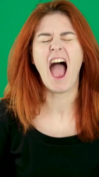 Pionowe Wideo Rude Włosy Młoda Kobieta Zielonym Tle Chroma Kluczowych — Wideo stockowe