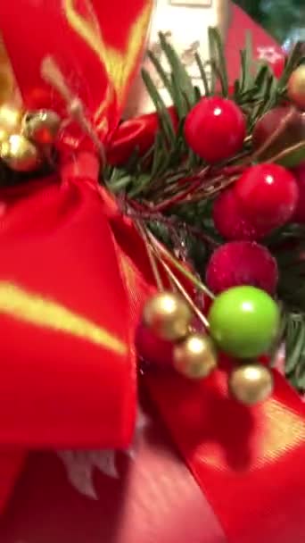 Membungkus Hadiah Tahun Baru Dekat Pohon Natal Hadiah Yang Indah — Stok Video