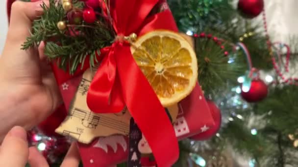 Рождественская Подарочная Коробка Обертывания Новогодних Подарков Рядом Елкой Красивые Подарки — стоковое видео