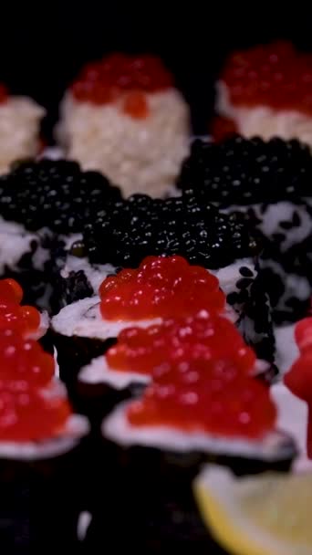 Sushi Avec Caviar Rouge Noir Servi Sur Plaque Tourbillonne Devant — Video