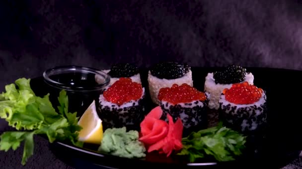 Sushi Červeným Černým Kaviárem Sloužil Deskových Vírech Před Kamerou Close — Stock video