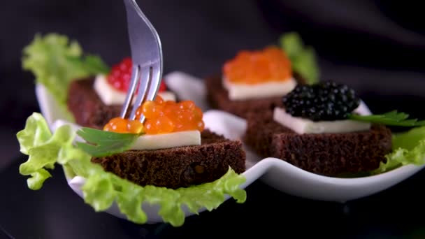Mengambil Dengan Garpu Kecil Sandwich Canape Mini Dengan Kaviar Merah — Stok Video