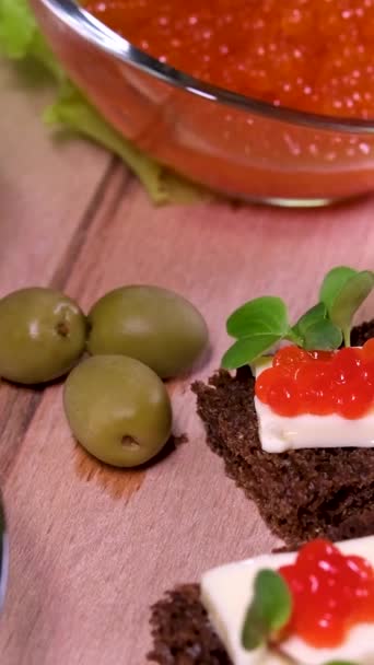 Biały Chleb Masłem Czerwonym Kawiorem Tradycyjna Rosyjska Świąteczna Noworoczna Przystawka — Wideo stockowe