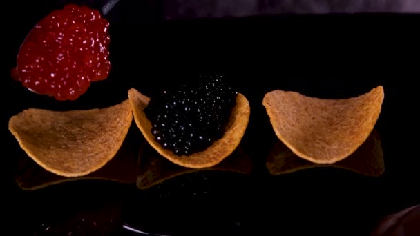 Caviar Rojo Negro Dos Cuencos Vidrio Transparentes Idénticos Sobre Fondo — Vídeo de stock