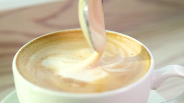 Kahveyi Bardakta Kepçeleyen Bir Kaşığı Tutan Bir Lezzetli Kremalı Bir — Stok video