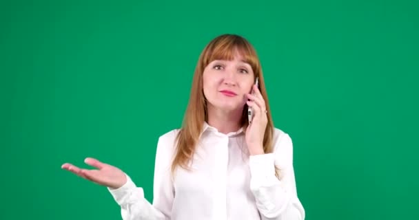 Πορτρέτο Της Όμορφης Νεαρής Γυναίκας Μιλάει Για Κινητό Τηλέφωνο Πράσινη — Αρχείο Βίντεο