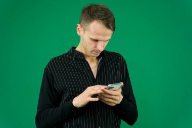 Ciddi İşadamı Mesajlaşan Sosyal Ağ Beyaz Arkaplan Stüdyosu. Ultra Yüksek Tanımlama