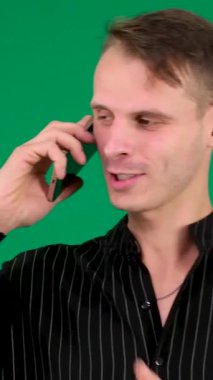 Adam yeşil ekranda cep telefonuyla konuşuyor. Yüksek kalite 4k görüntü