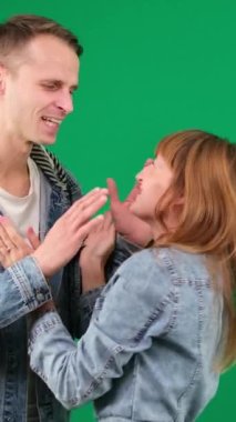 Yalvar, yalvar, gözlerinin içine bak, ellerini uzat, dansçı kızı dansa davet et, yeşil arka planda dans et, kot pantolon giy, kromakey bana zaman ver, aşkım. ilişki