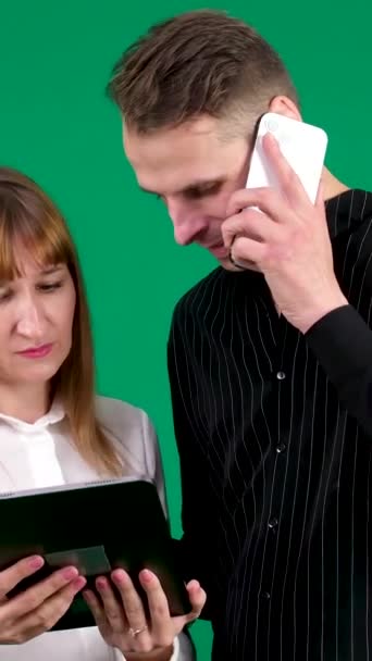 Чоловік Жінка Гаджетами Планшетний Телефон Руках Зеленому Фоні Розмовляють Сміхом — стокове відео