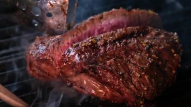 Izgarada Biftek Pişirme Yavaş Çekimde. Eti orta pişmiş, orta pişmiş, orta pişmiş, yüksek kalite, 4K görüntülü.