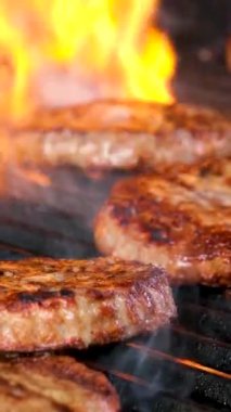 Mangalda pişmiş sığır pirzolası. Parti için biftek ve domuz köftesi. Alevli ızgarada hamburger pişirmek. 
