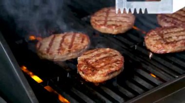 Mangalda pişmiş sığır pirzolası. Parti için biftek ve domuz köftesi. Alevli ızgarada hamburger pişirmek. 