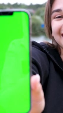 Kadın eli, akıllı telefonu boş ekranla tutar ve yerine mesaj ya da bilgi içeriği koyar. Promosyon içeriğini kopyalamak için boş telefon alanı. Telefon elinde. 