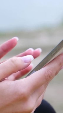 Cep telefonu kullanan genç kadınların yakın çekimleri. Yüksek kalite 4k görüntü