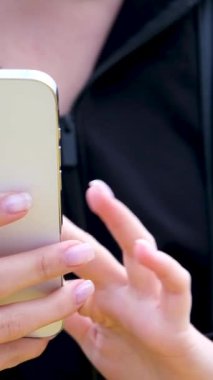 Teknolojiyi kullanmak için dokunmatik ekranlı akıllı telefon kavramında uygulamalar kullanan bir kadın. Yüksek kaliteli FullHD görüntüler