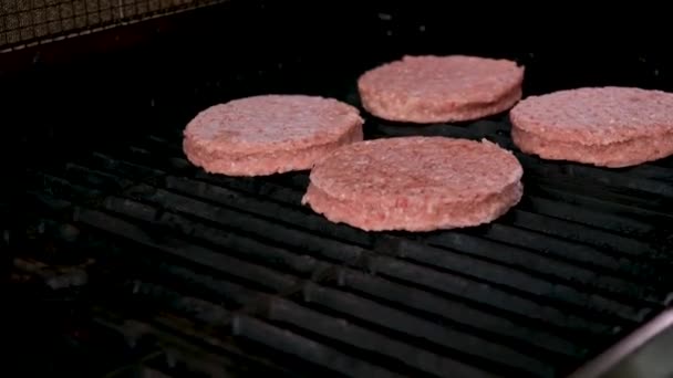Сверху Вниз Крупным Планом Видно Несколько Гамбургеров Приготовленных Гриле Переворачивает — стоковое видео