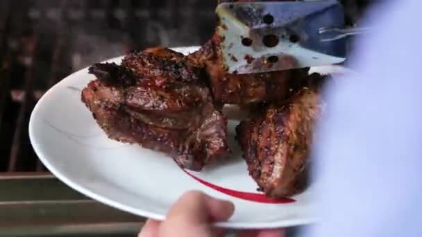 大块刚烤好的牛肉牛排放在盘子里 慢动作的中等程度烤肉 一把刀叉把一块近视的东西切下来 高质量的4K镜头 — 图库视频影像