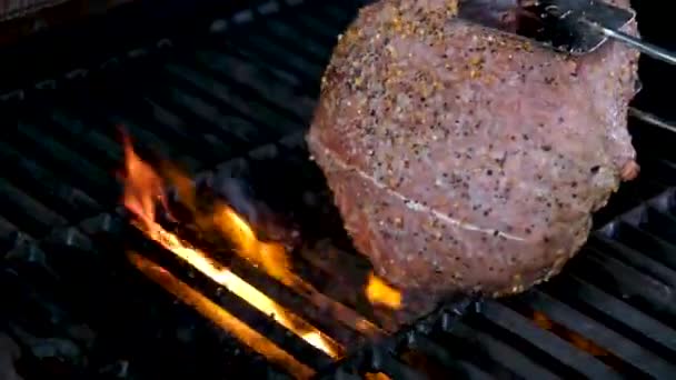 暗い背景に炎が付いたステンレスグリルデポで焼いた肉ステーキ 食べ物と料理のコンセプト 高品質の4K映像 — ストック動画