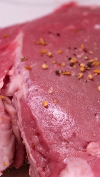 Filete Carne Parrilla Depósito Parrilla Inoxidable Con Llamas Sobre Fondo — Vídeo de stock