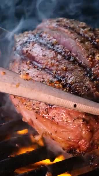 Filete Carne Parrilla Depósito Parrilla Inoxidable Con Llamas Sobre Fondo — Vídeo de stock