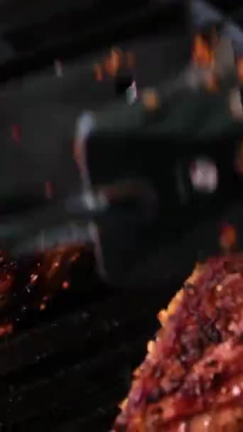 暗い背景に炎が付いたステンレスグリルデポで焼いた肉ステーキ 食べ物と料理のコンセプト 高品質の4K映像 — ストック動画