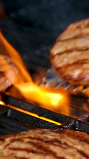 Κοτολέτες Βοείου Κρέατος Μαγειρεμένες Ψησταριά Μπάρμπεκιου Μαγειρεύοντας Βοδινό Και Χοιρινό — Αρχείο Βίντεο