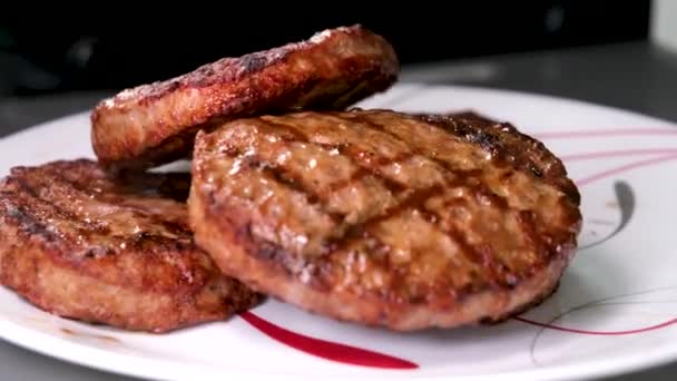 牛肉片在烤肉烤架上烹调 为宴会烹调牛肉和猪肉馅饼 在有火焰的热烤架上烹调汉堡包质量好 — 图库视频影像