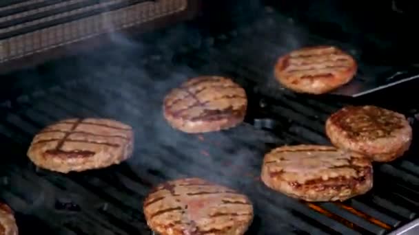 바베큐 그릴에서 쇠고기 커틀릿 파티를위한 쇠고기와 불꽃이있는 뜨거운 그릴에 햄버거 — 비디오
