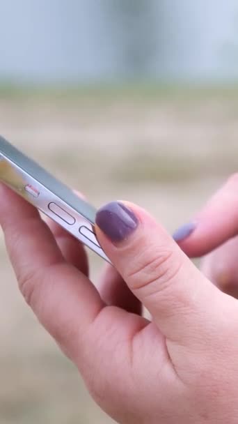 用手机对年轻女性的双手进行特写 高质量的4K镜头 — 图库视频影像