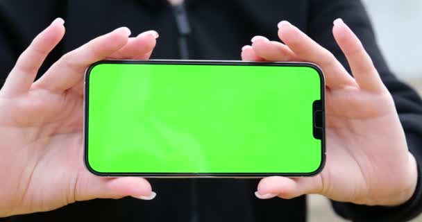 女性的手拿着带有空白屏幕的智能手机 用短信或信息内容取而代之 空出电话空间复制促销内容 手机在手 — 图库视频影像