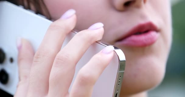 Zamknij Usta Kobiety Rozmawiając Nierozpoznawalna Kobieta Dziewczyna Rozmawiać Telefon Komórkowy — Wideo stockowe