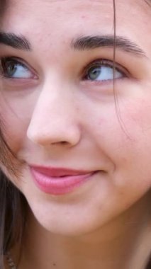 Çerçeve, kameraya bakan bir kadının yüzünü gösteriyor. Güzellik salonu makro göz manzarasında kirpik uzantısıyla kadınların gözlerini kapat. - Evet. Yüksek kalite 4k görüntü