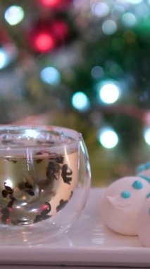 Sıcak suda çay çiçeği açmak. Siyah çay. Yüksek kalite 4k görüntü