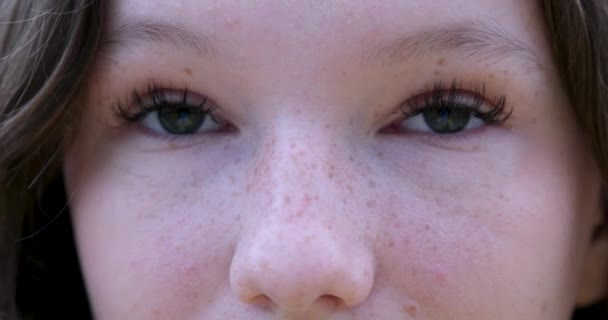 Крупный План Женского Лица Девушка Открывает Свои Красивые Голубые Глаза — стоковое видео