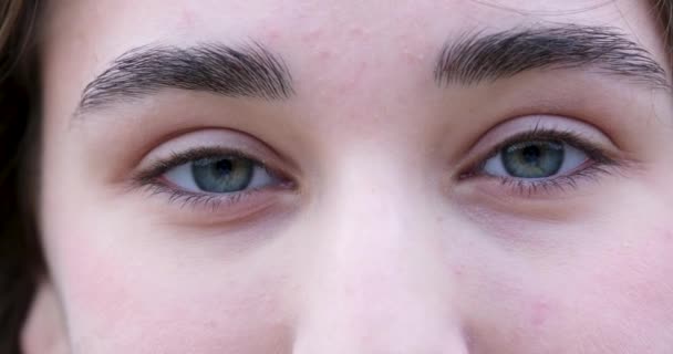 Раме Изображено Женское Лицо Смотрящее Камеру Закрытие Женского Глаза Наращиванием — стоковое видео