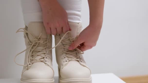 Zbliżenie Mała Dziewczynka Zakłada Zimowe Buty Koronki Pojęcie Niezależności Dzieci — Wideo stockowe