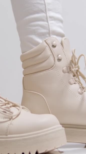 用防水喷雾保护的白色冬鞋上喷水的布景 高质量的4K镜头 — 图库视频影像