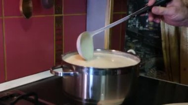 Elle çekilen mutlu genç bayan, uykusunda gülümseyen, tavaya krep fırlatan, sonra sakallı erkek arkadaşına doğru yürüyen ve onu tutkuyla öpen. Sabah kahvaltı hazırlayan bir çift.. 