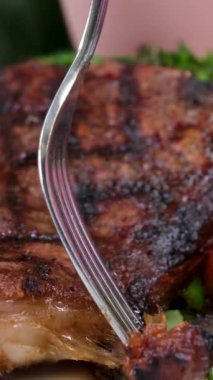 Marul salatasıyla süslenmiş ahşap tabakta işaretli taze, sulu biftek bifteği filetosu. Ve çatal bıçak takımı. New York tarzı mutfak.