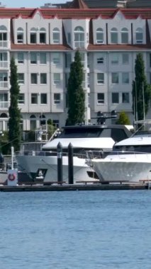 Victoria British Columbia rıhtımında balıkçılar, Fishermans Wharf House Boat Homes, Vancouver Adası 'nda tekne ve yatlar, İç Liman' daki Fishermans Wharf Marina 'da. Kanada Victoria 10.2023